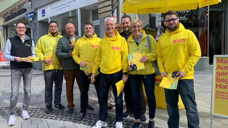 Wahlkämpfer der FDP Sachsen um Dr. Anita Maaß an einem Stand in Wetzlar/Hessen